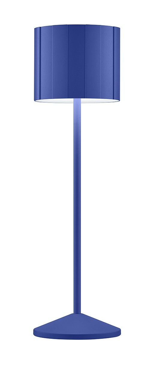 Blaue Akku-Tischleuchte mit zylindrischem Schirm, frontal abgebildet