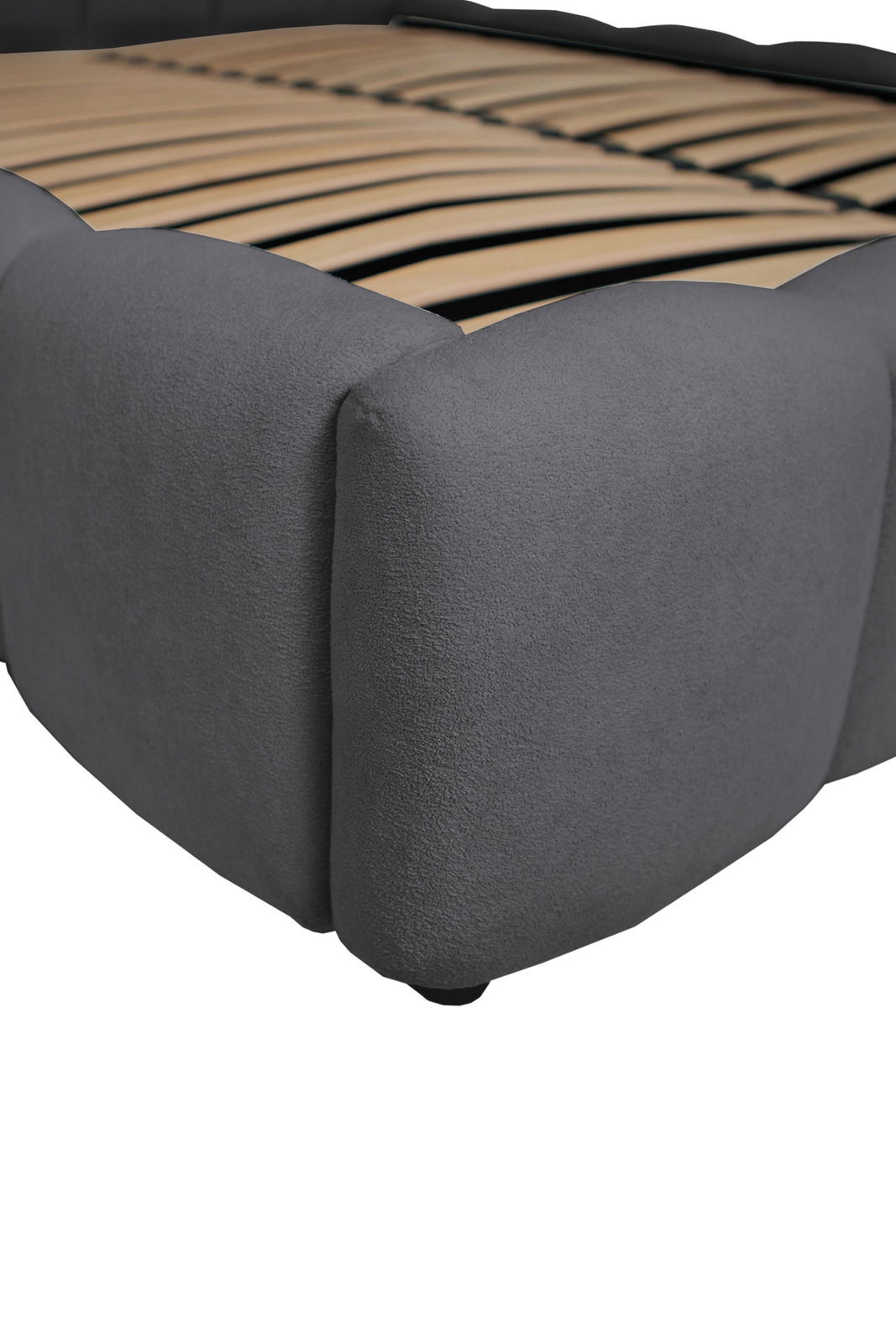 Nahaufnahme eines grauen Polsterbettgestells mit sichtbaren Holzlatten, seitliche Perspektive