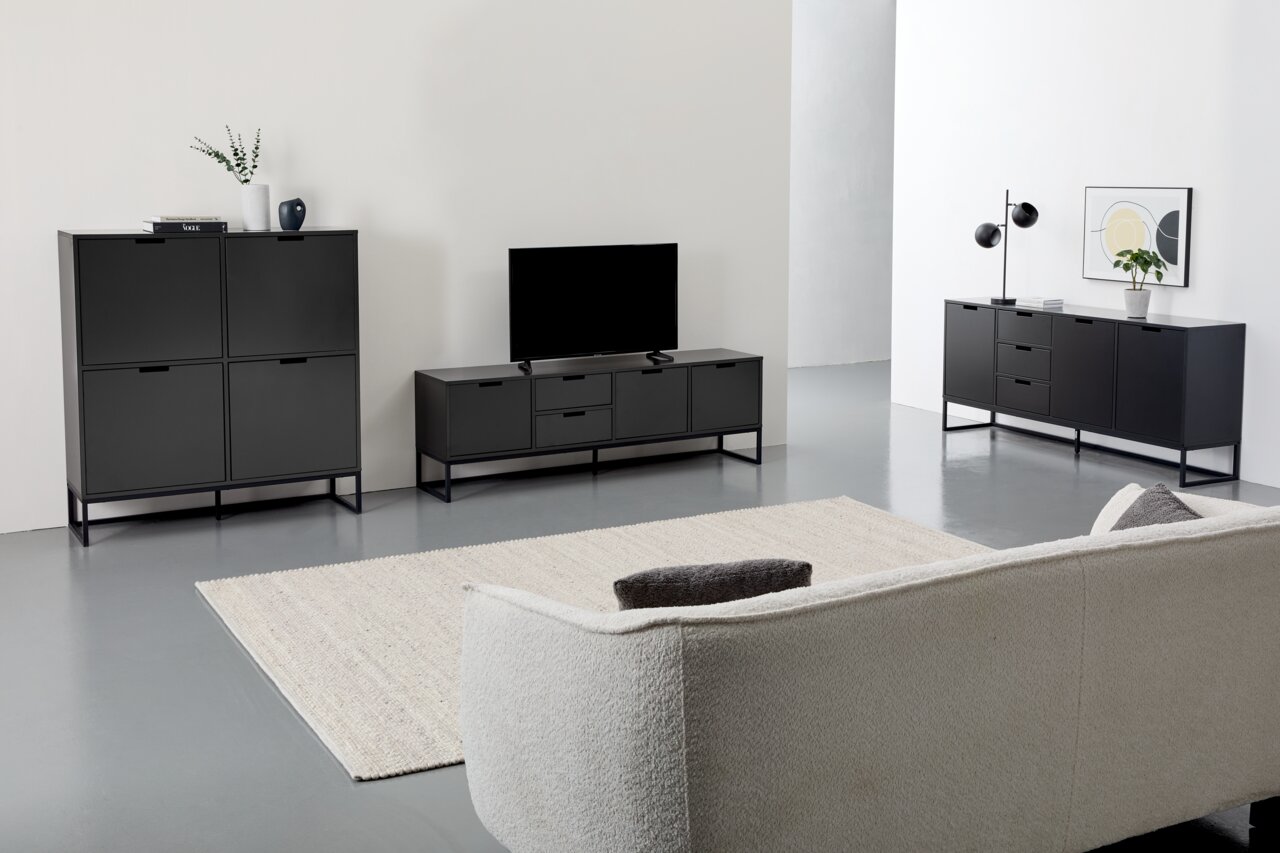 Novel Highboard KUNO Moderne Wohnzimmermöbel in schwarzem Design, bestehend aus einem Highboard, einem TV-Lowboard und einem Sideboard, aus der Perspektive eines gemütlichen Wohnzimmers mit Sofa und Teppich.