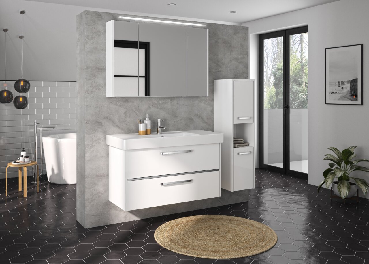 Moderner weißer Midischrank in einem stilvollen Badezimmer, seitliche Perspektive.