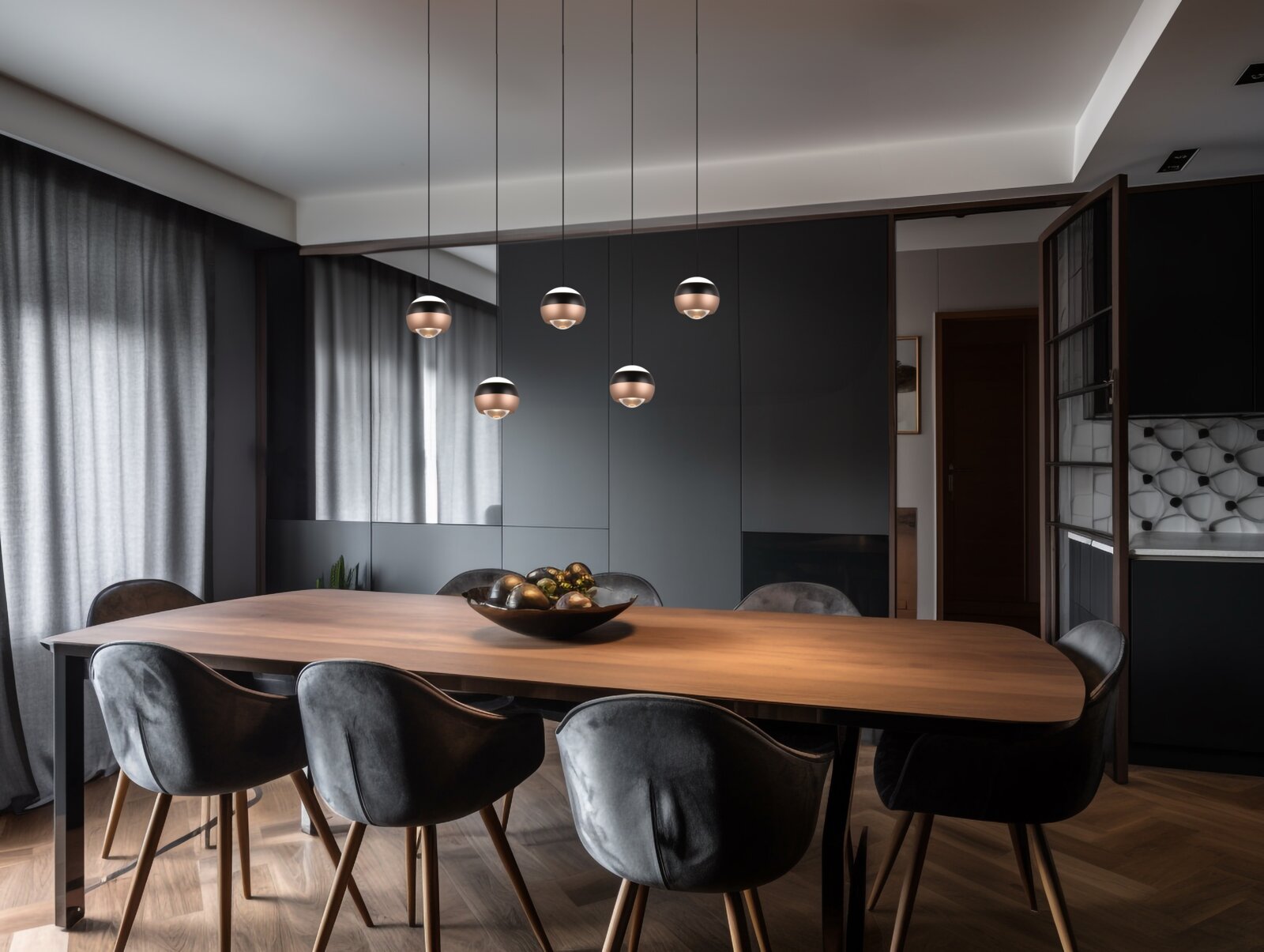 Modernes Esszimmer mit langem Holztisch, grauen Polsterstühlen und fünf kugelförmigen Pendelleuchten vor dunkler Wand Perspektive: frontale, leicht erhöhte Weitwinkelansicht.