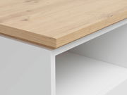 Detailansicht einer Nachtkommode mit weißem Korpus und Holzoberfläche, Perspektive von oben.