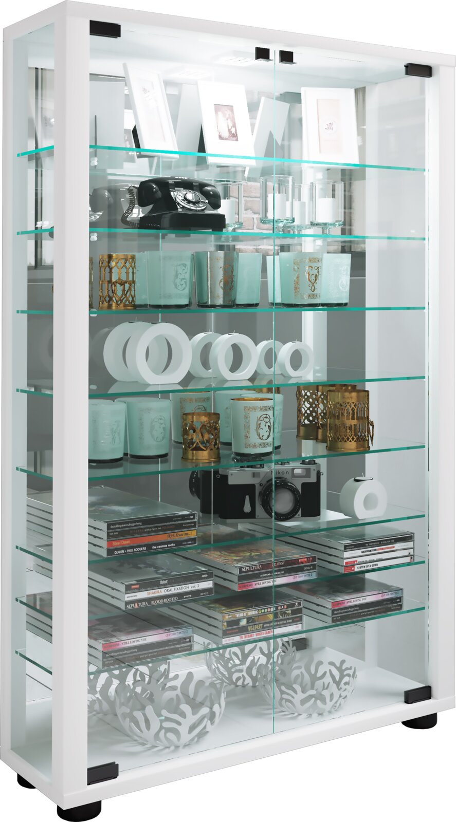 Weiße Glasvitrine mit mehreren Glasböden und Glastüren, gefüllt mit Dekoartikeln, Kamera und CD-Stapeln, fotografiert in schräger Frontansicht von leicht links