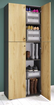 Geöffneter Schuhschrank in Holzoptik mit grauem Korpus, mehreren Fächern und Schubladen, gefüllt mit Schuhen und Stiefeln; Frontansicht in leichter Perspektive von rechts.