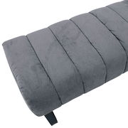 Graue 2,5er-Sitzbank aus Stoff mit gestepptem Design, seitliche Perspektive