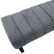 Graue 2,5er-Sitzbank aus Stoff mit gestepptem Design, seitliche Perspektive