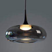 Moderne schwarze Pendelleuchte mit rauchgrauem, glänzendem Glas-Schirm und warmem Licht, Nahaufnahme in leichter Untersicht von unten