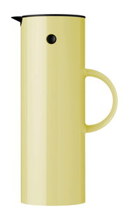 Seitenansicht einer gelben EM77 Isolierkanne mit schwarzem Deckel und Ausgießer, 1 Liter, mit einem runden Griff.