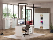 Modernes Büro mit weißem Schreibtisch, Rollcontainer und Aktenschränken, seitliche Perspektive