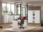 Modernes Büro mit weißem Schreibtisch, Rollcontainer und Aktenschränken, seitliche Perspektive