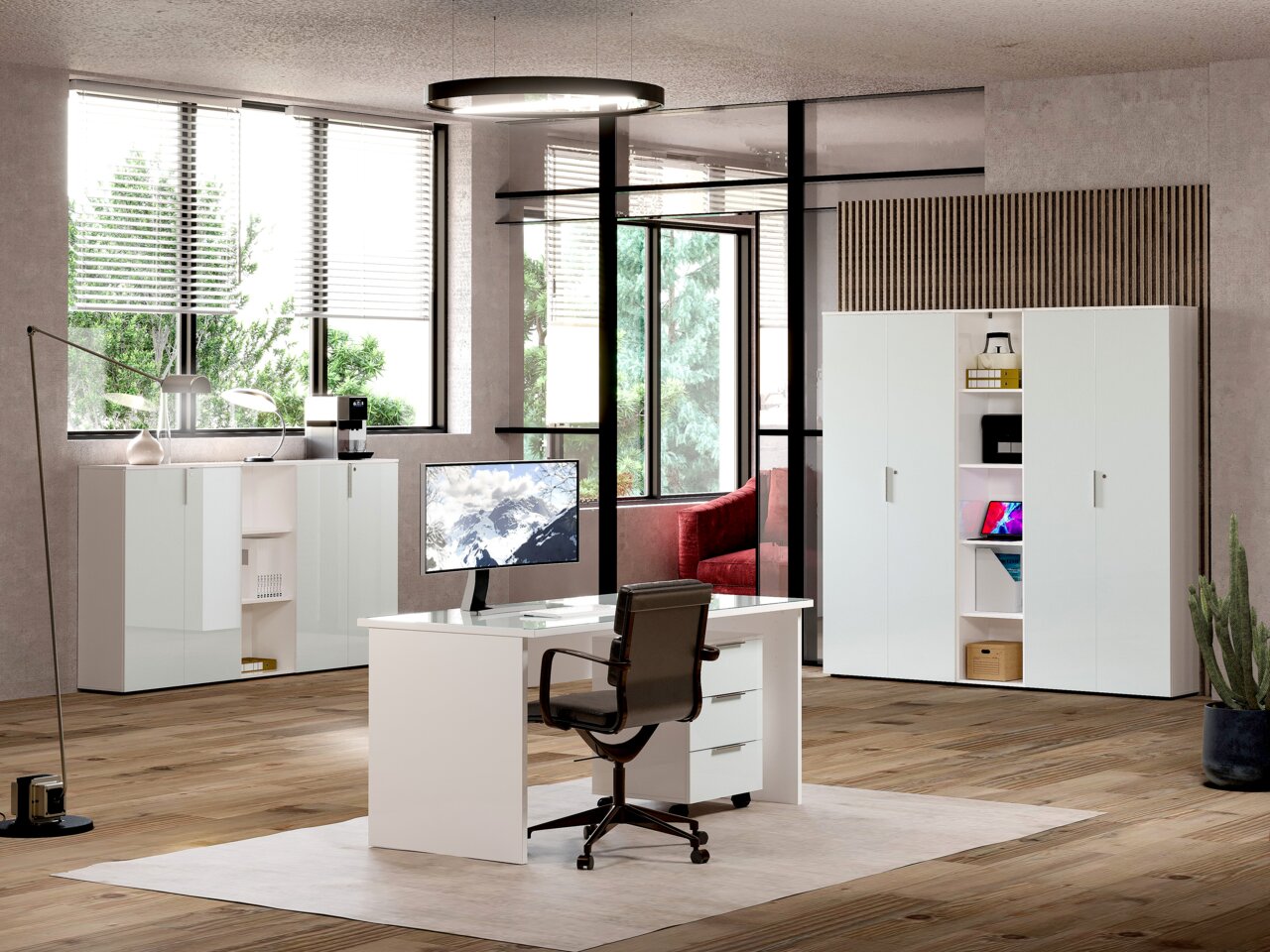 Modernes Büro mit weißem Schreibtisch, Rollcontainer und Aktenschränken, seitliche Perspektive