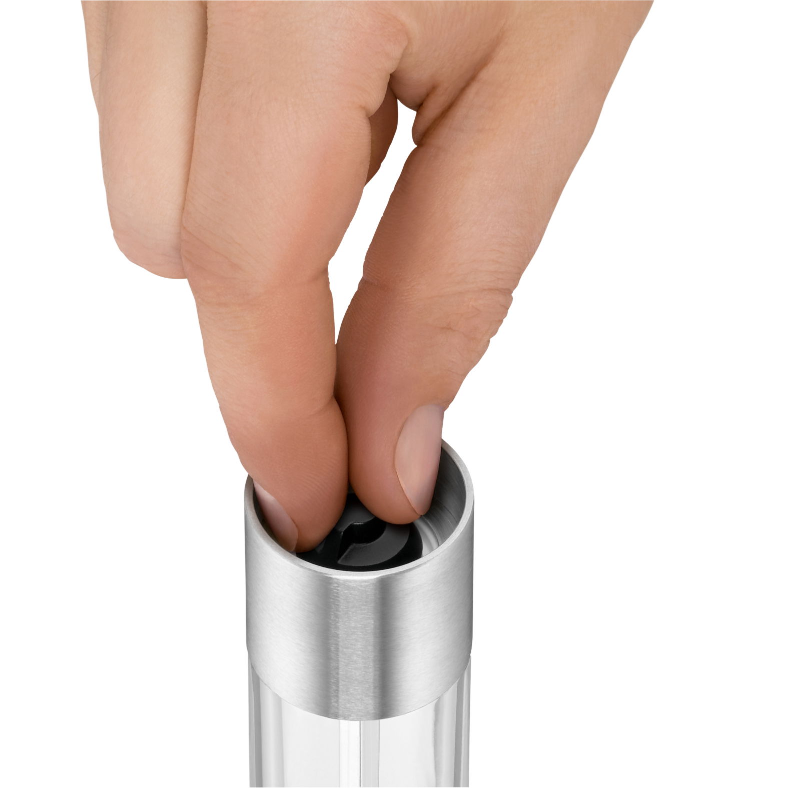 Nahaufnahme einer Hand, die die Oberseite einer silbernen Minimühle drückt, aus der Vogelperspektive.