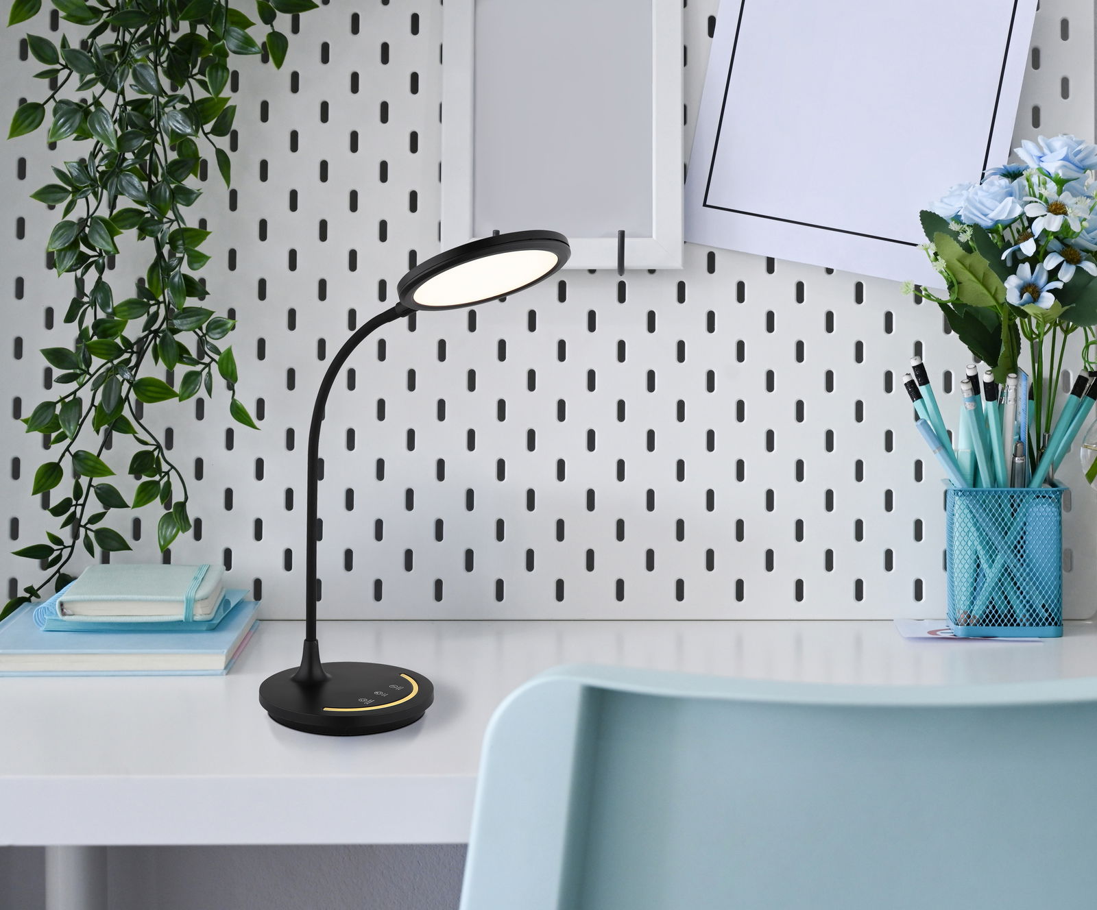 Moderne Tischleuchte KENNY von Globo Lighting auf einem Schreibtisch, seitliche Perspektive