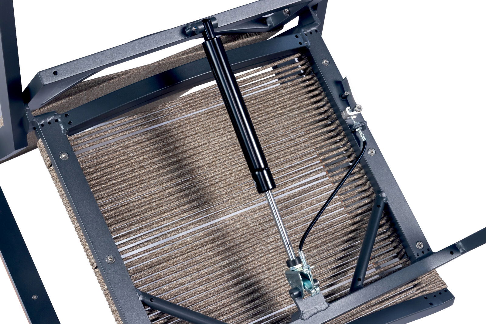 Unterseite eines gepolsterten Stuhlsessels mit grauem Metallrahmen, Feder-/Gurtbespannung und Gasdruckfeder-Mechanik, schräg von unten in Nahaufnahme fotografiert.