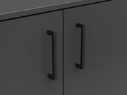 Nahaufnahme einer dunklen Kommode mit zwei schwarzen Griffen, Frontalansicht.