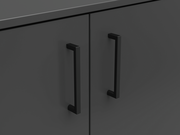 Nahaufnahme einer dunklen Kommode mit zwei schwarzen Griffen, Frontalansicht.