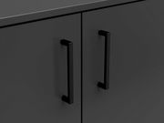 Nahaufnahme einer dunklen Kommode mit zwei schwarzen Griffen, Frontalansicht.