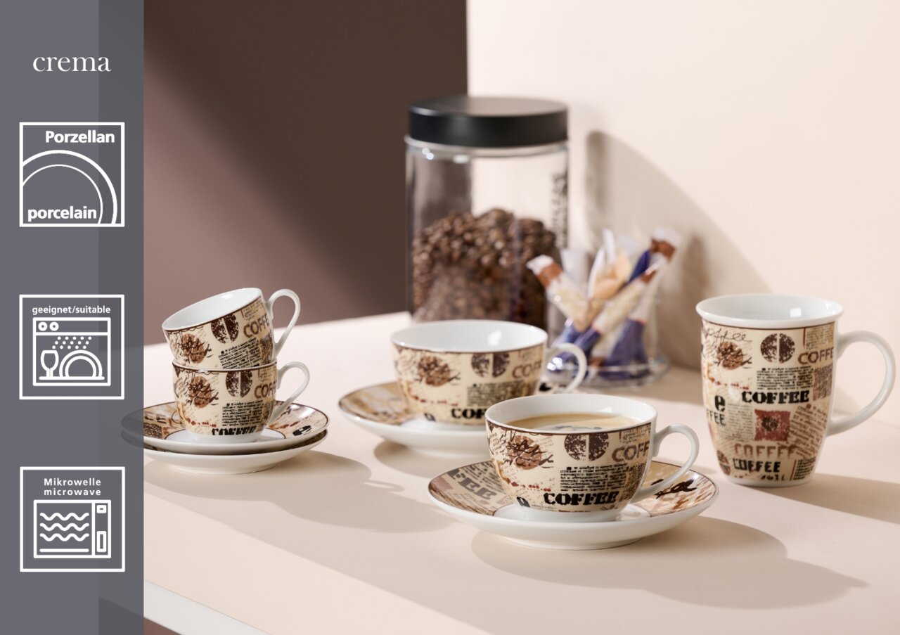Vier Porzellantassen mit Untertassen, bedruckt mit Kaffeethemen, auf einem Tisch arrangiert. Perspektive von schräg oben.