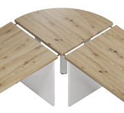 Draufsicht auf einen Wangenschreibtisch 160 mit Holzoptik und weißen Seitenwangen, bestehend aus drei verbundenen Tischplatten.