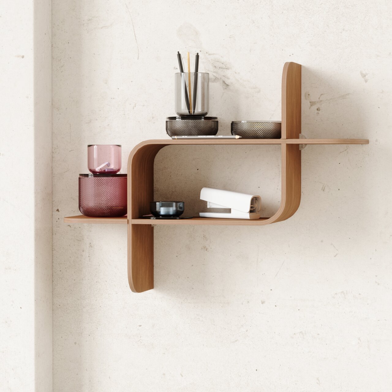 Modernes Wandregal aus Holz mit geschwungenem Design, dekoriert mit Glasgefäßen und Büroartikeln, seitliche Perspektive.