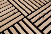 Dekoratives Paneel-Set aus Holzleisten in quadratischer Anordnung, aus seitlicher Perspektive fotografiert.