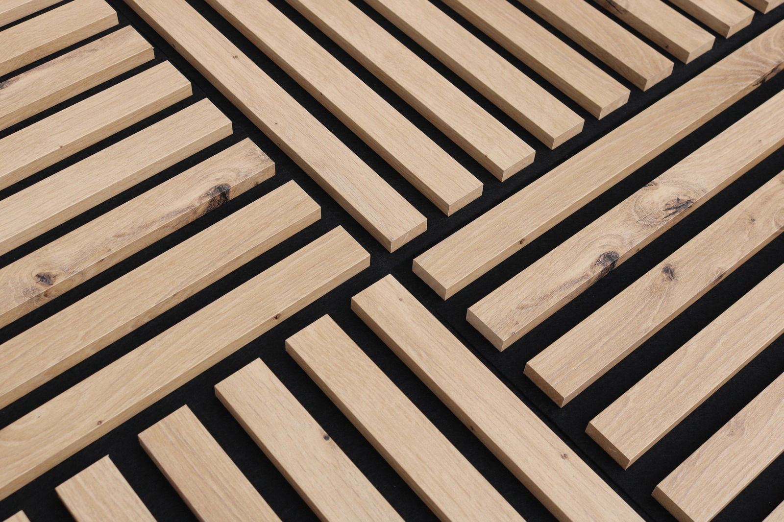 Dekoratives Paneel-Set aus Holzleisten in quadratischer Anordnung, aus seitlicher Perspektive fotografiert.