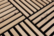 Dekoratives Paneel-Set aus Holzleisten in quadratischer Anordnung, aus seitlicher Perspektive fotografiert.