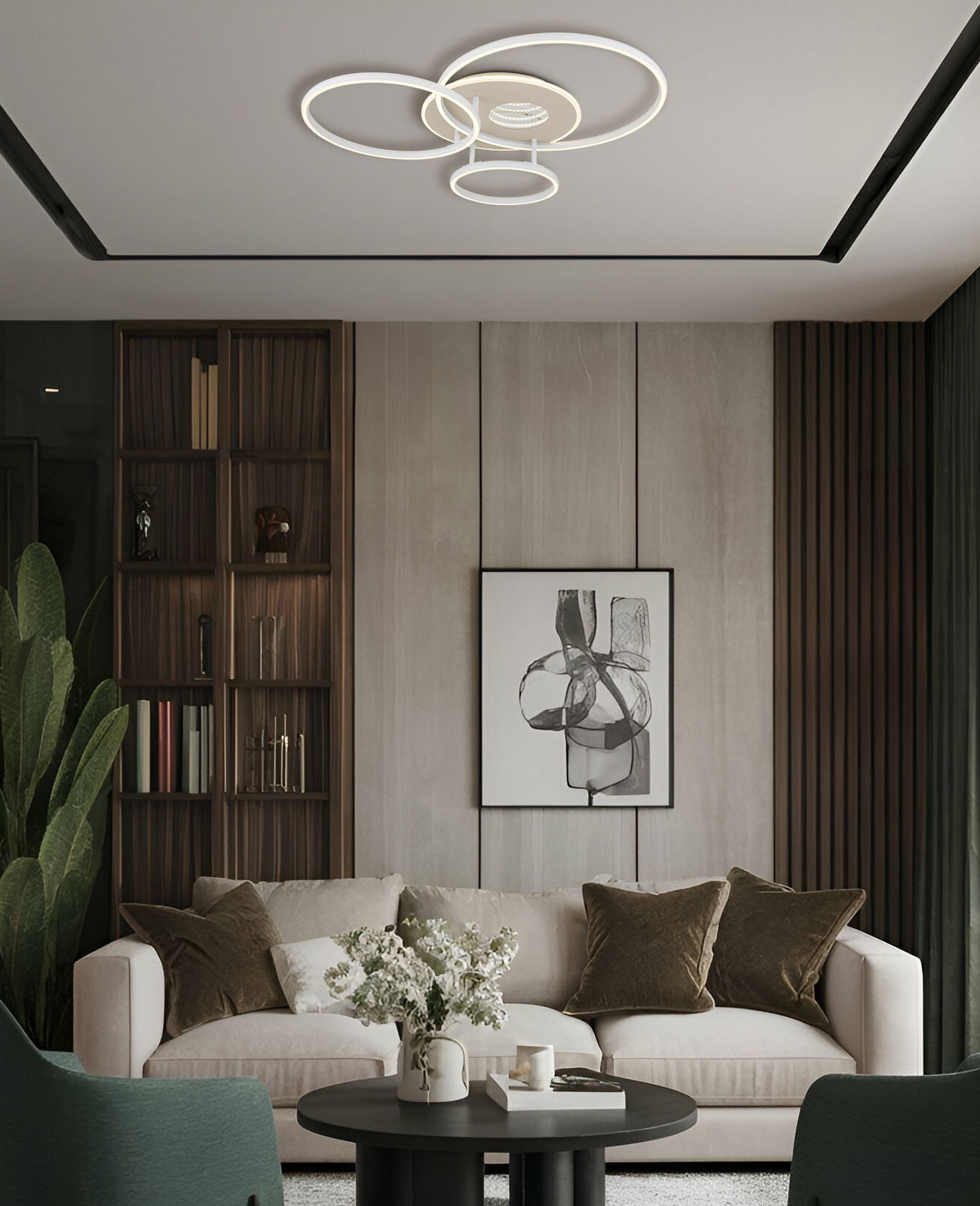 Moderne LED-Deckenleuchte mit kreisförmigem Design, von unten betrachtet in einem stilvollen Wohnzimmer mit Sofa und Kunstwerk an der Wand.