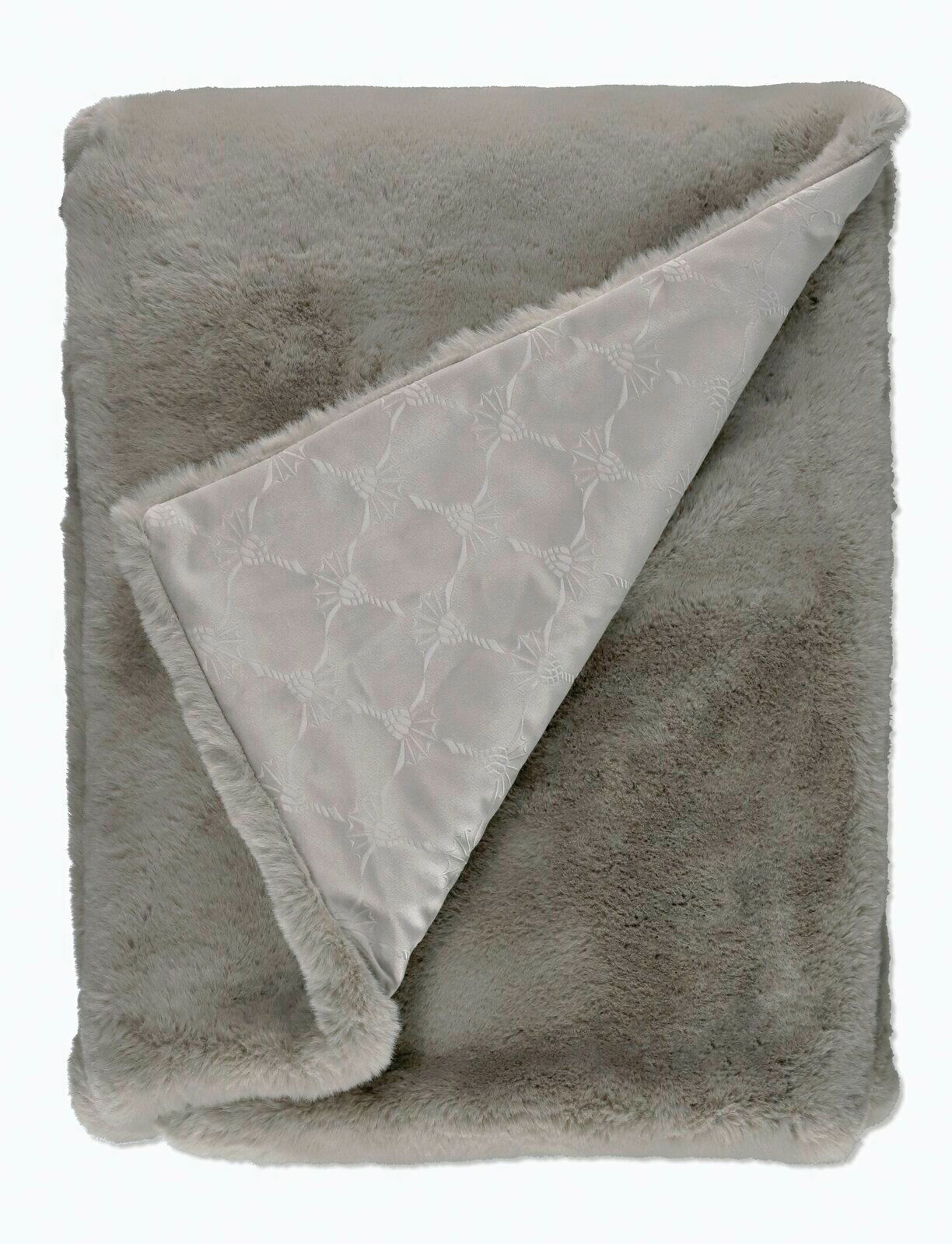 JOOP! Wohndecke J!CHALET Graue Wohndecke 130x200 cm mit weicher, flauschiger Oberfläche und gemustertem Innenfutter, von oben fotografiert.