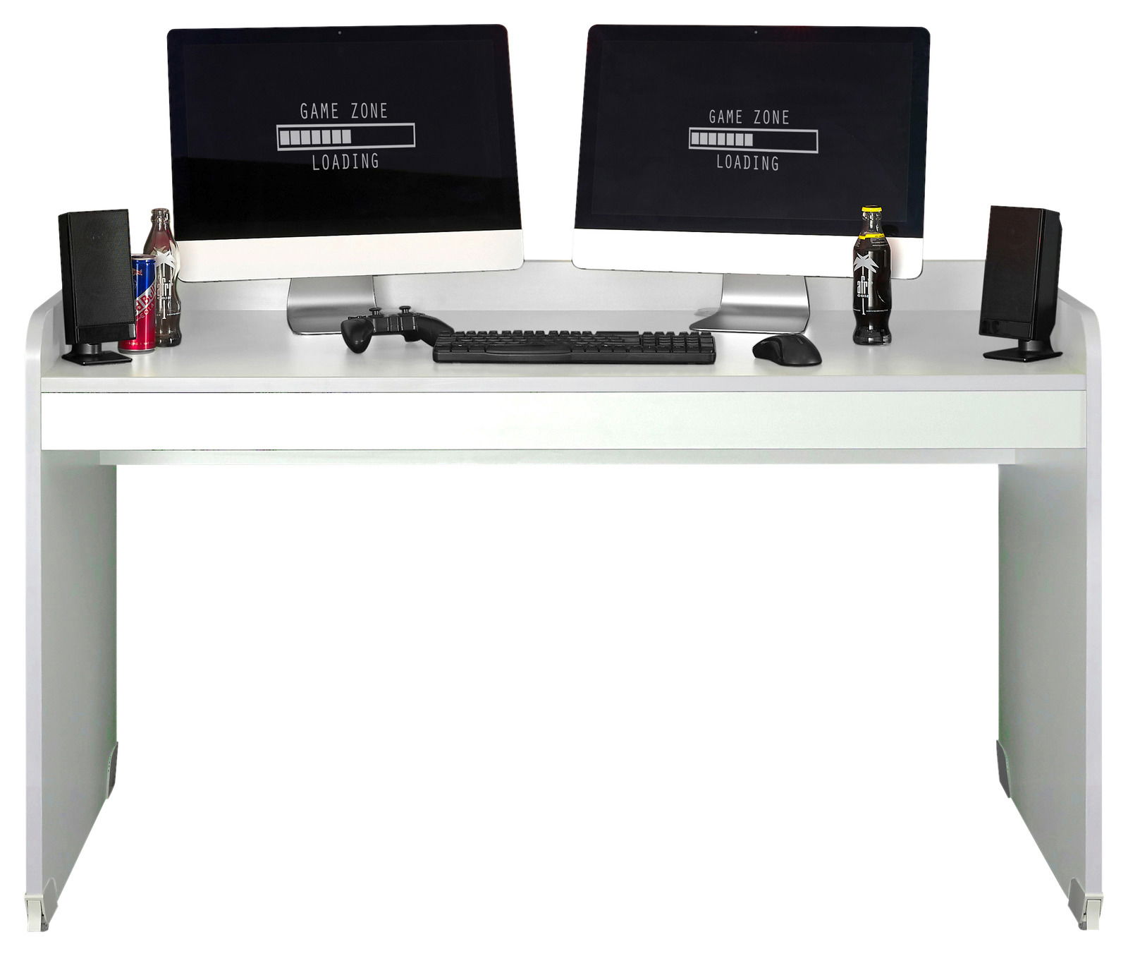 Moderner weißer Schreibtisch mit zwei Monitoren, Tastatur, Maus und Getränken, frontal betrachtet.