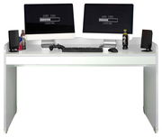 Moderner weißer Schreibtisch mit zwei Monitoren, Tastatur, Maus und Getränken, frontal betrachtet.