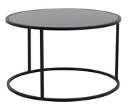 Moderner runder Couchtisch mit schwarzer Glasplatte und Metallrahmen, seitliche Perspektive.