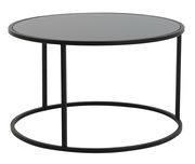Moderner runder Couchtisch mit schwarzer Glasplatte und Metallrahmen, seitliche Perspektive.