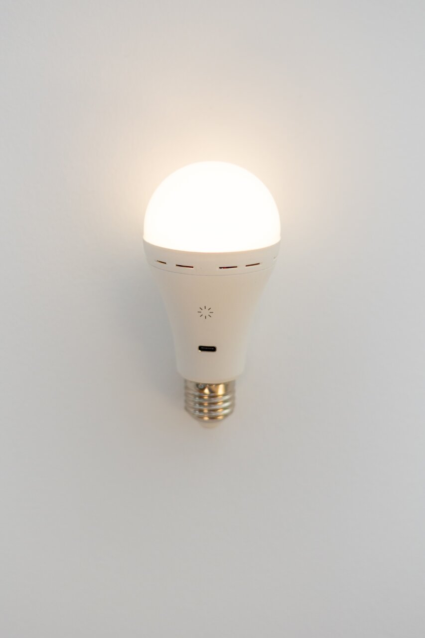 Akkubetriebene LED-Glühbirne, frontal an der Wand montiert, mit leuchtendem Licht.