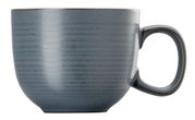 Seitliche Ansicht einer blauen Cappuccino-Obertasse mit Henkel, schlichtes Design mit feinen horizontalen Linien.