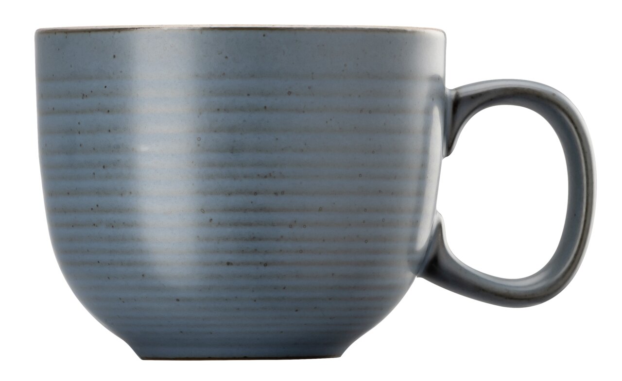 Seitliche Ansicht einer blauen Cappuccino-Obertasse mit Henkel, schlichtes Design mit feinen horizontalen Linien.