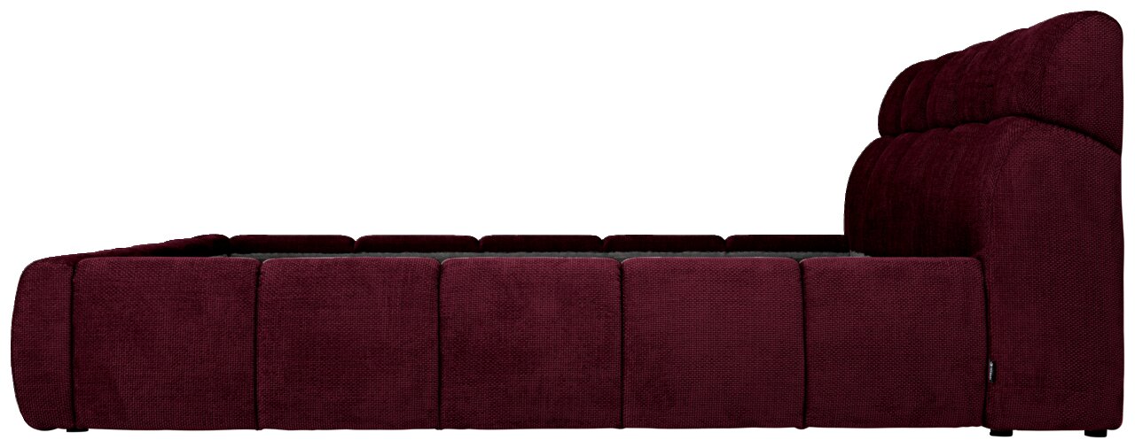 Zijaanzicht van een gestoffeerd bedframe in donkerrood met een gestoffeerd hoofdeinde.