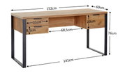 Modern houten bureau met metalen poten, twee lades aan de linkerkant en één lade aan de rechterkant, gezien vanaf de zijkant.