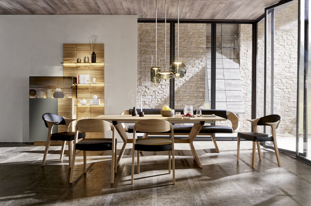 Voglauer Armlehnstuhl VMONTANARA Moderner Essbereich mit Armlehnstühlen aus Holz und schwarzem Polster, seitliche Perspektive