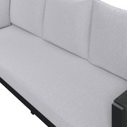 Nahaufnahme eines hellgrauen, stoffbezogenen Sofa-Sitzpolsters mit Rückenlehnenkissen, schräg von vorne oben fotografiert.