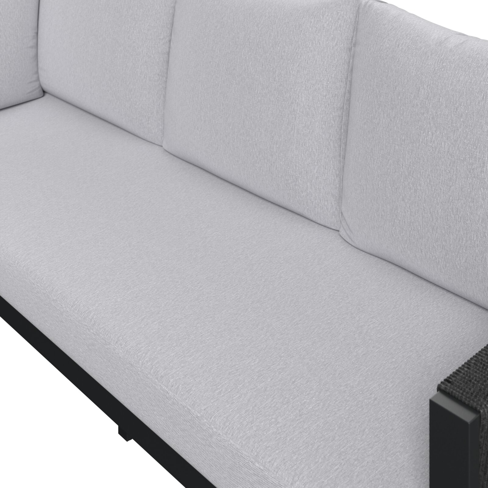 Nahaufnahme eines hellgrauen, stoffbezogenen Sofa-Sitzpolsters mit Rückenlehnenkissen, schräg von vorne oben fotografiert.