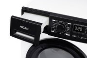 Detailaufnahme einer MICAN Frontlader-Waschmaschine in Weiß/Schwarz mit geöffneter Waschmittelschublade, Programmwahlschalter und digitalem Display, schräg von vorne rechts fotografiert.