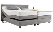Graues Boxspringbett mit verstellbaren Matratzen, seitliche Perspektive