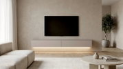 Frontale Ansicht eines minimalistischen Wohnzimmers mit wandmontiertem Flachbildfernseher über einem schwebenden, beige-grauen Lowboard mit indirekter LED-Beleuchtung; links ein helles Sofa, rechts ein runder Couchtisch und eine große Topfpflanze.