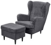 Grauer Ohrensessel mit passendem Hocker, Vorderansicht