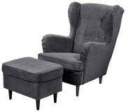 Grauer Ohrensessel mit passendem Hocker, Vorderansicht