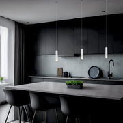 Moderne Akku-Pendelleuchte in einer stilvollen Küche, aus der Perspektive über dem Esstisch betrachtet.