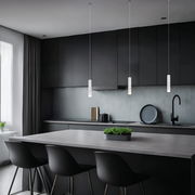 Moderne Akku-Pendelleuchte in einer stilvollen Küche, aus der Perspektive über dem Esstisch betrachtet.