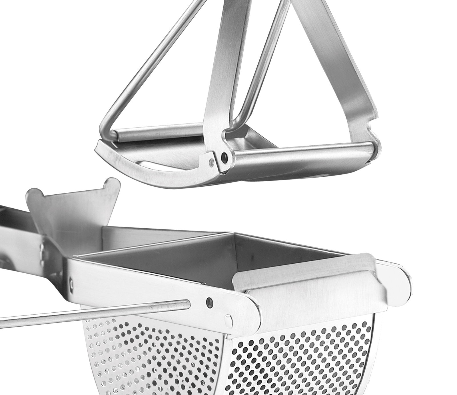 Nahaufnahme einer Edelstahl-Kartoffelpresse COMFORT aus seitlicher Perspektive, die den Hebelmechanismus und den perforierten Behälter zeigt.