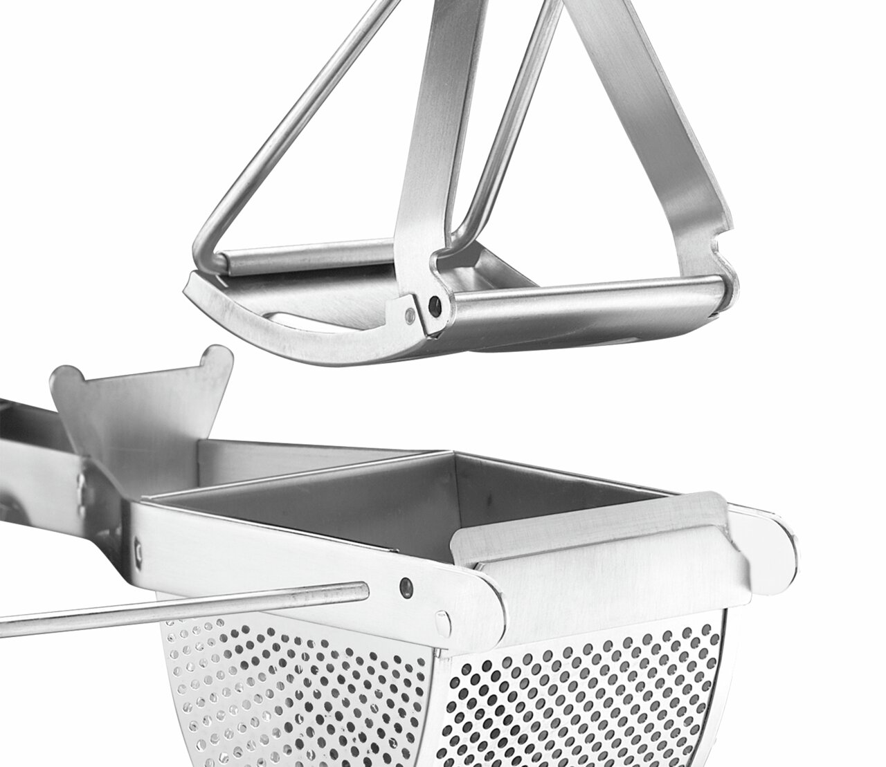 Nahaufnahme einer Edelstahl-Kartoffelpresse COMFORT aus seitlicher Perspektive, die den Hebelmechanismus und den perforierten Behälter zeigt.